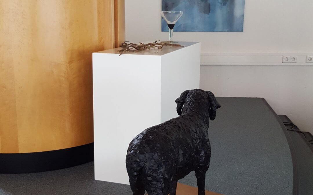 Tekst uitleg in de Oostpoort over het beeld Agnus Dei en het schilderij De beker der gramschap.
